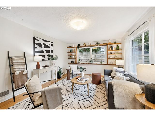 8524 N SAINT JOHNS Ave, Portland, OR 97203