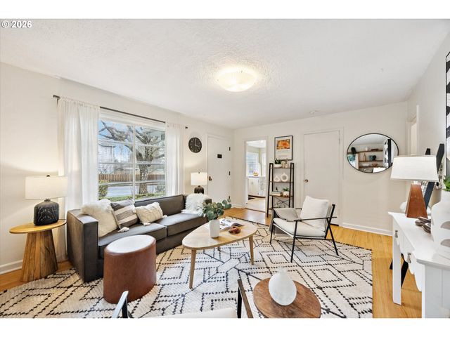 8524 N SAINT JOHNS Ave, Portland, OR 97203