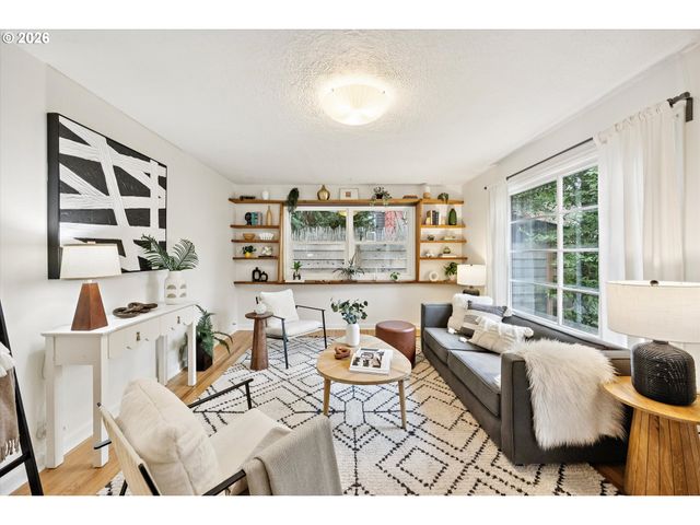 8524 N SAINT JOHNS Ave, Portland, OR 97203