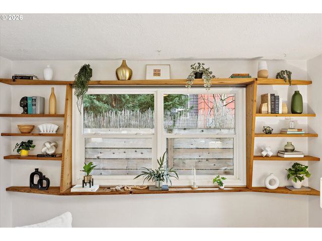 8524 N SAINT JOHNS Ave, Portland, OR 97203