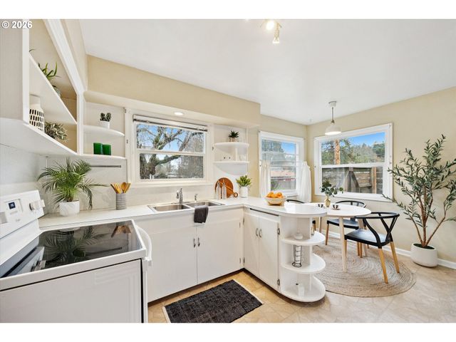 8524 N SAINT JOHNS Ave, Portland, OR 97203