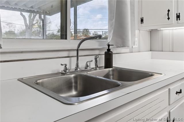 15 Robin Road, New Albany, IN 47150