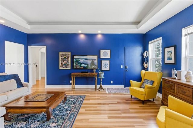 2463 Pine Tree Dr PH, Miami Beach, FL 33140