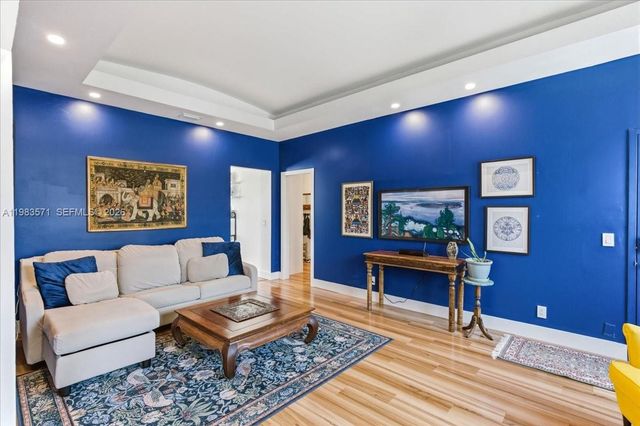 2463 Pine Tree Dr PH, Miami Beach, FL 33140