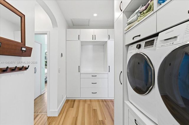 2463 Pine Tree Dr PH, Miami Beach, FL 33140