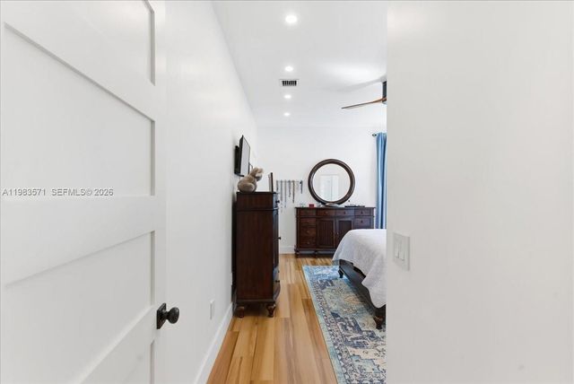 2463 Pine Tree Dr PH, Miami Beach, FL 33140