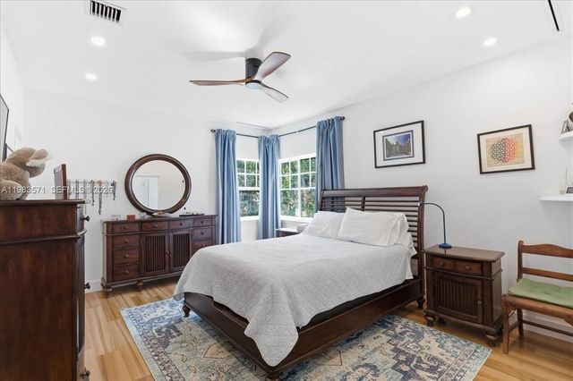 2463 Pine Tree Dr PH, Miami Beach, FL 33140