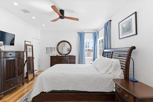 2463 Pine Tree Dr PH, Miami Beach, FL 33140