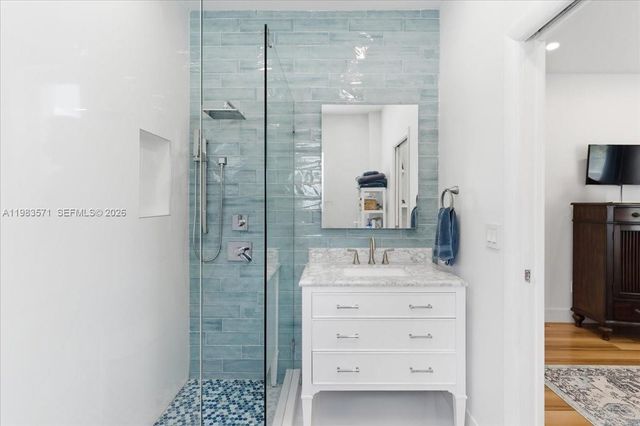 2463 Pine Tree Dr PH, Miami Beach, FL 33140