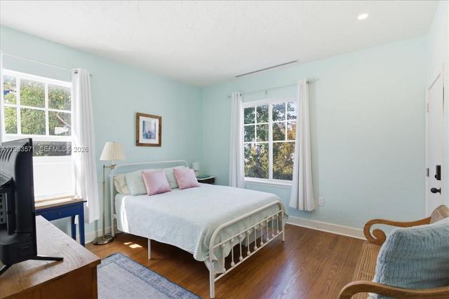 2463 Pine Tree Dr PH, Miami Beach, FL 33140