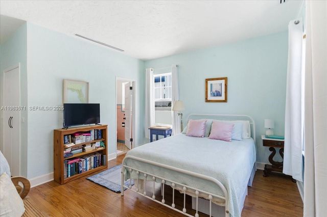 2463 Pine Tree Dr PH, Miami Beach, FL 33140