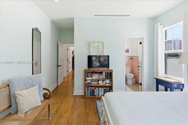 2463 Pine Tree Dr PH, Miami Beach, FL 33140