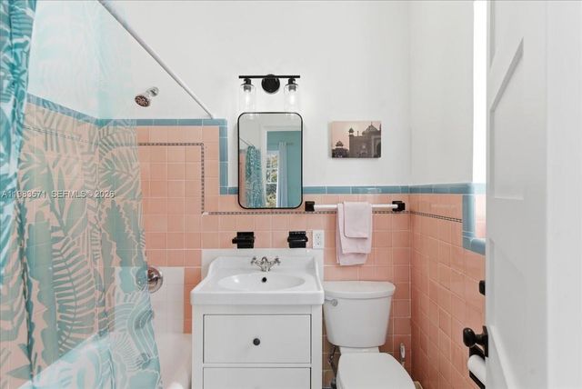 2463 Pine Tree Dr PH, Miami Beach, FL 33140