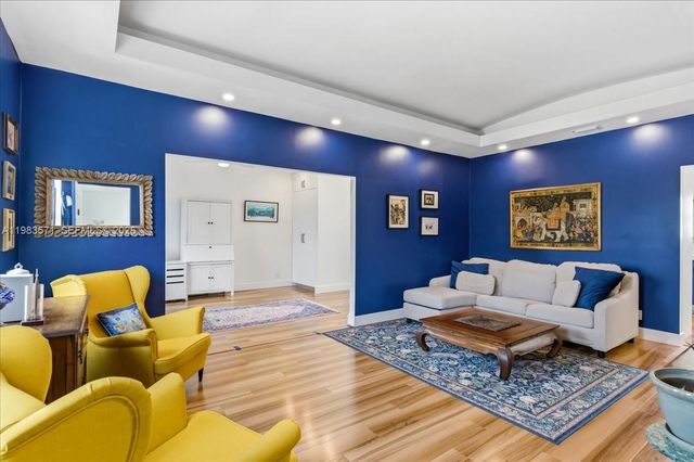 2463 Pine Tree Dr PH, Miami Beach, FL 33140