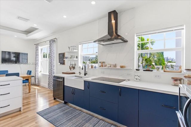 2463 Pine Tree Dr PH, Miami Beach, FL 33140