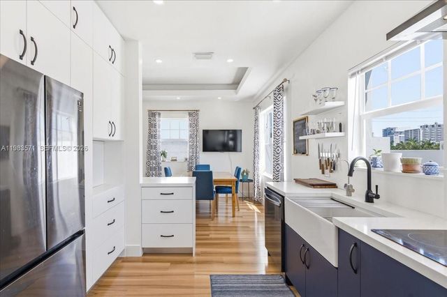 2463 Pine Tree Dr PH, Miami Beach, FL 33140