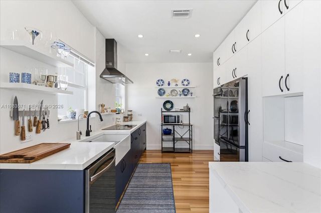 2463 Pine Tree Dr PH, Miami Beach, FL 33140