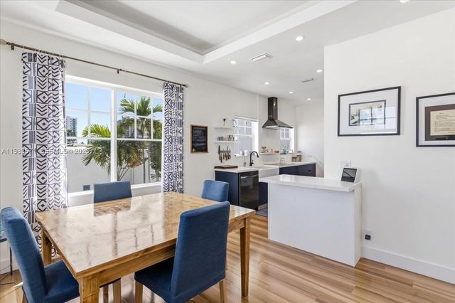 2463 Pine Tree Dr PH, Miami Beach, FL 33140