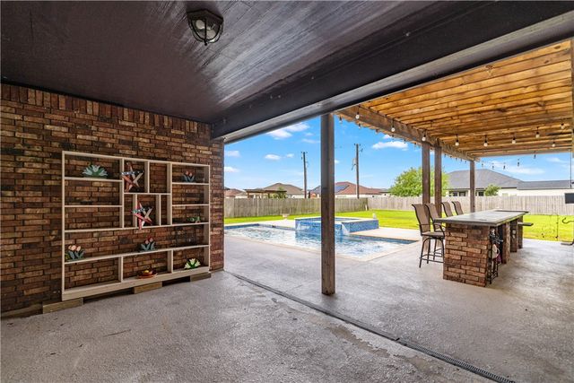 2033 Arash Dr, Corpus Christi, TX 78413