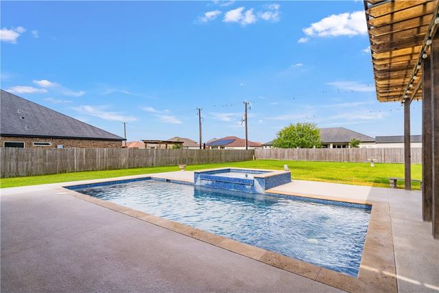2033 Arash Dr, Corpus Christi, TX 78413