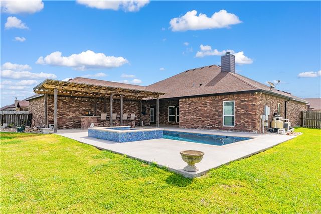 2033 Arash Dr, Corpus Christi, TX 78413