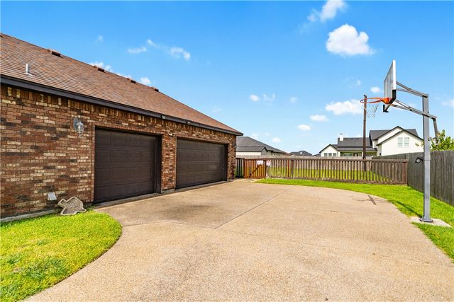 2033 Arash Dr, Corpus Christi, TX 78413
