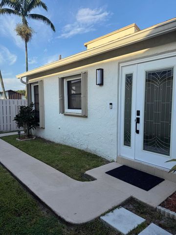 5075 Mirror Lakes Boulevard, Boynton Beach, FL 33472