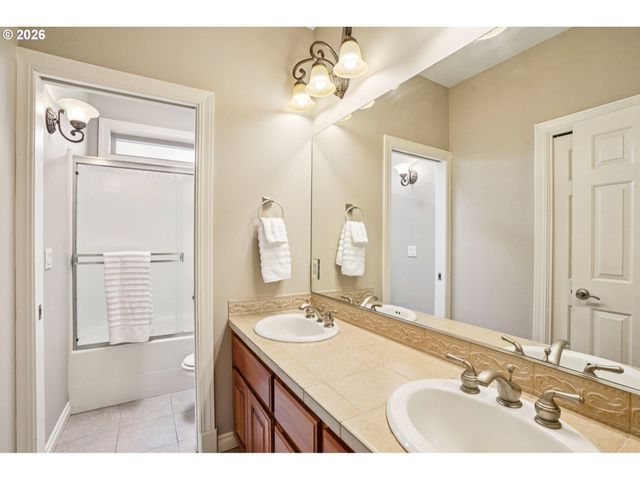 49 ESSEX Dr, Kelso, WA 98626