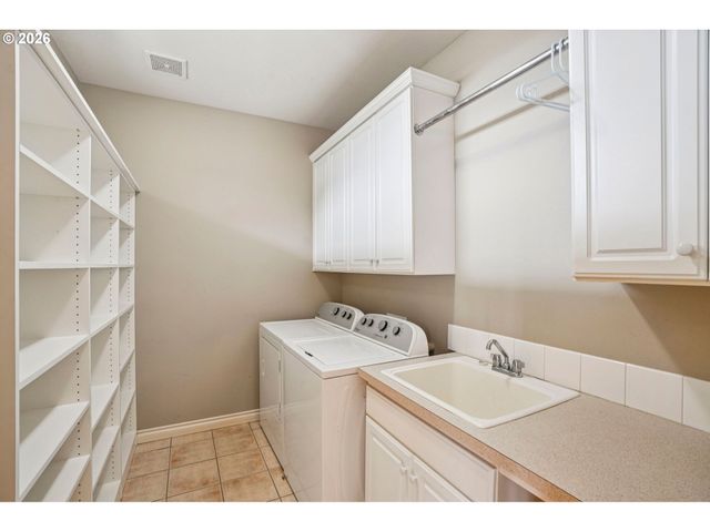 49 ESSEX Dr, Kelso, WA 98626