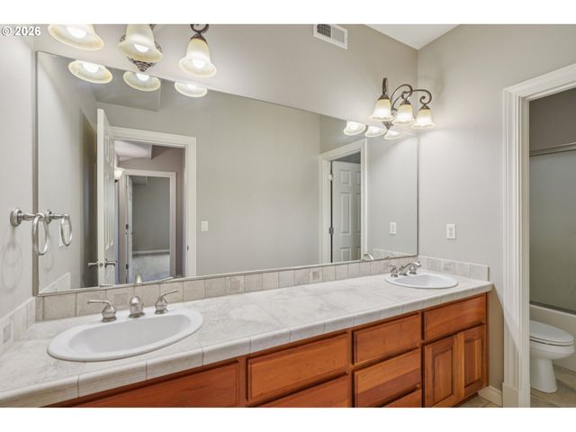 49 ESSEX Dr, Kelso, WA 98626