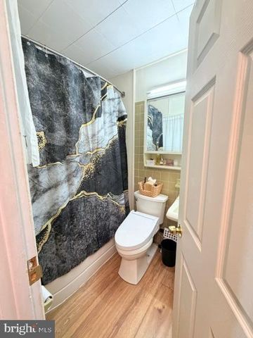 20 NEPTUNE LN, Levittown, PA 19054