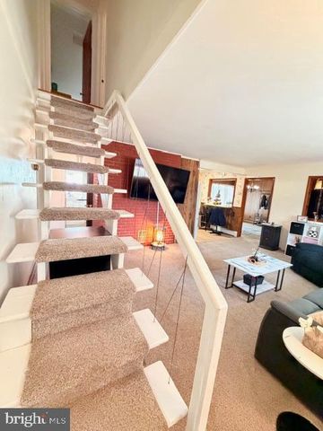 20 NEPTUNE LN, Levittown, PA 19054