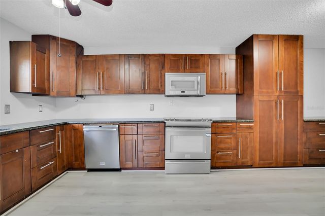 15217 W POND WOODS DRIVE, Tampa, FL 33618