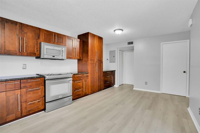 15217 W POND WOODS DRIVE, Tampa, FL 33618