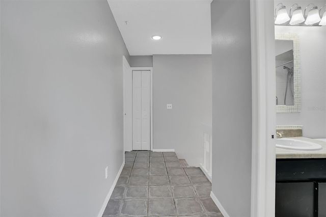 15217 W POND WOODS DRIVE, Tampa, FL 33618
