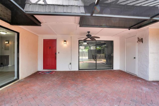 15217 W POND WOODS DRIVE, Tampa, FL 33618