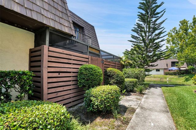 15217 W POND WOODS DRIVE, Tampa, FL 33618