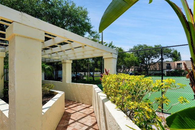 15217 W POND WOODS DRIVE, Tampa, FL 33618