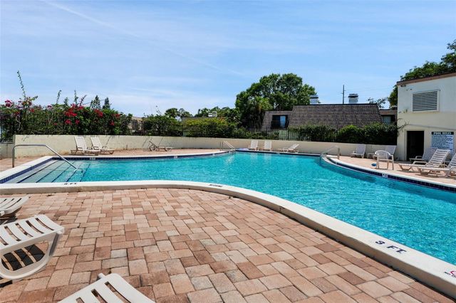 15217 W POND WOODS DRIVE, Tampa, FL 33618