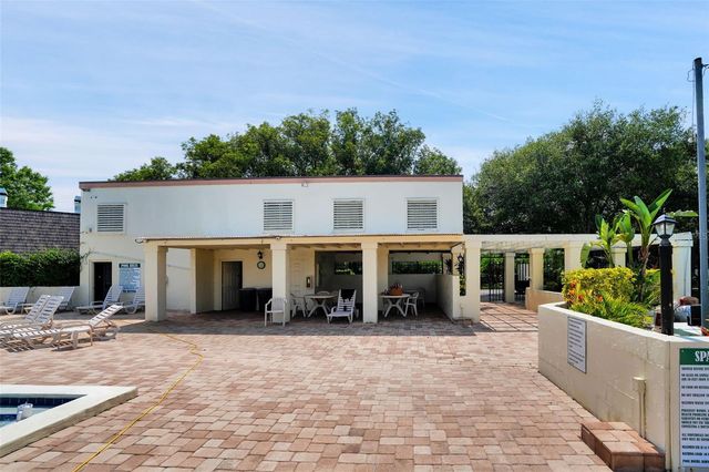 15217 W POND WOODS DRIVE, Tampa, FL 33618