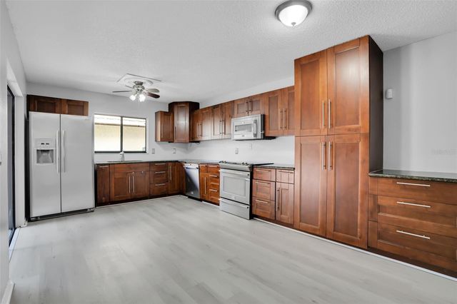 15217 W POND WOODS DRIVE, Tampa, FL 33618