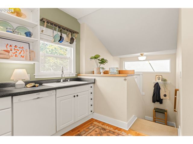522 Ne SUMNER St, Portland, OR 97211
