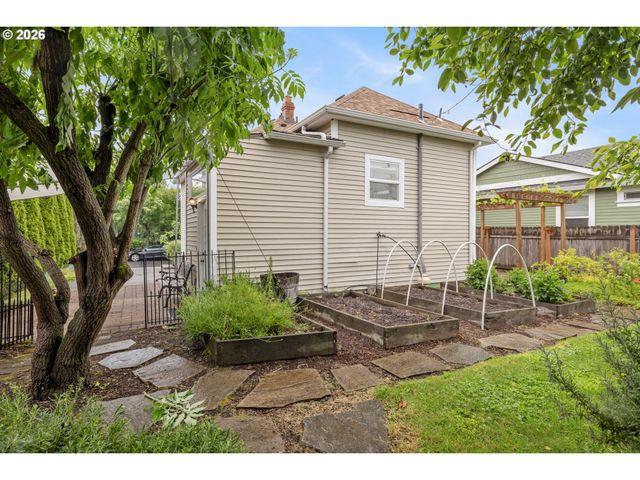 522 Ne SUMNER St, Portland, OR 97211