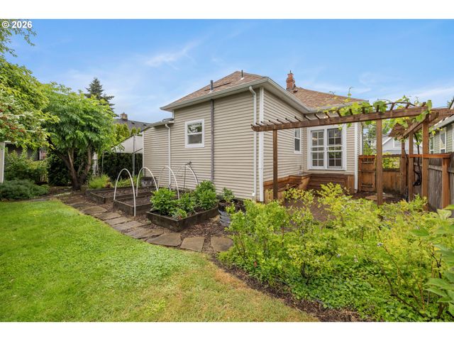 522 Ne SUMNER St, Portland, OR 97211