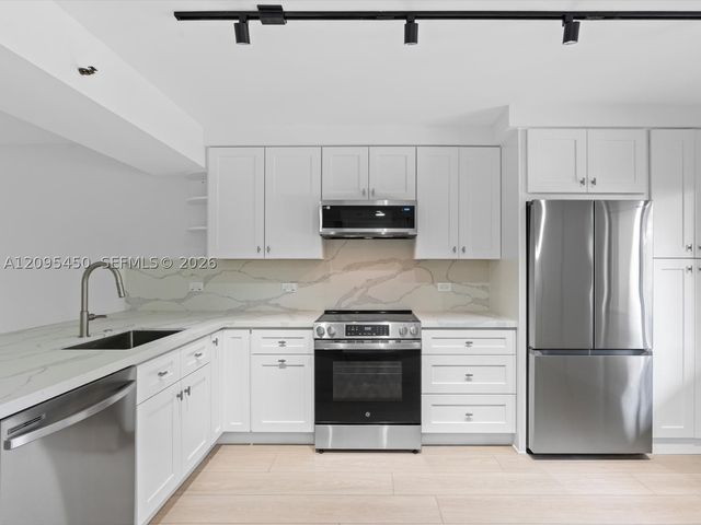 2200 S Cypress Bend Dr 303, Pompano Beach, FL 33069