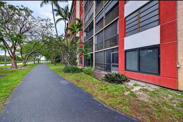 2200 S Cypress Bend Dr 303, Pompano Beach, FL 33069