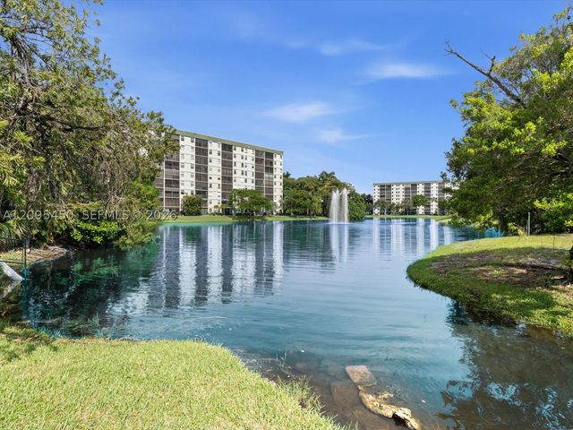 2200 S Cypress Bend Dr 303, Pompano Beach, FL 33069