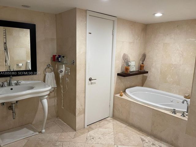 600 Grapetree Dr 7CS, Key Biscayne, FL 33149