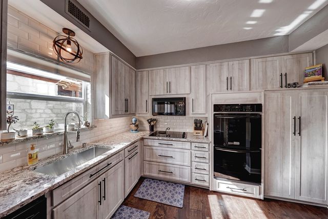 356 Englewood Dr, Kerrville, TX 78028