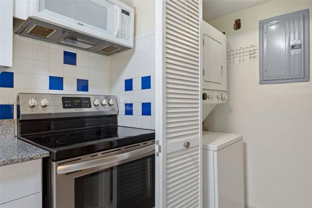 303 Racquet Club Rd 204, Weston, FL 33326